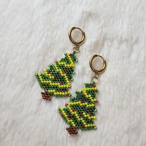 🎊NEW Handmade Beaded Earrings. Stunning and Fashionable Christmas Tree Earrings
